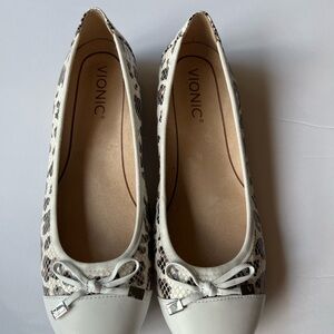 Vionic White and Gray Flats Timeless Comfort
